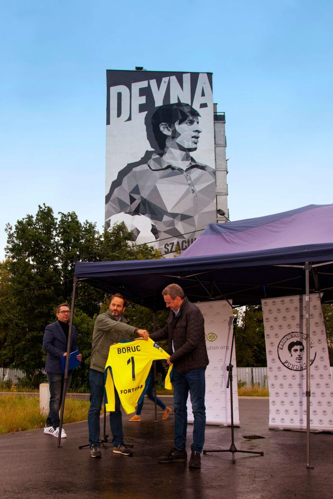 malujemymuarle wierni kibicie Kazimierz Deyna eko mural Warszawa scaled